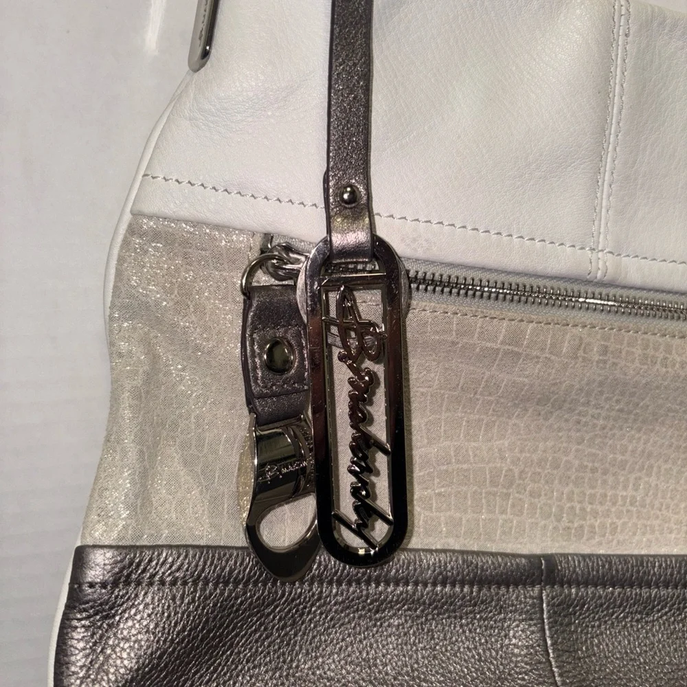 B MAKOWSKY METALLIC SILVER SOFT LEATHER HOBO STYLE HANDBAG - A8 - Picture 3 of 11